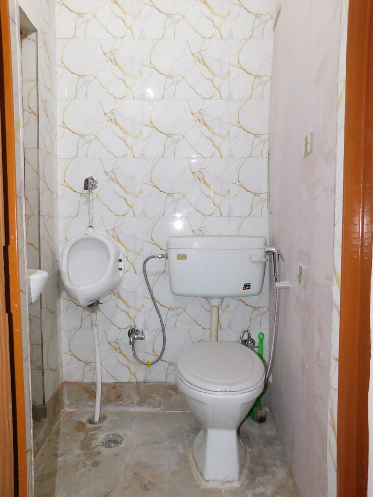 Washroom, laxmi nagar Commercial Office Space 700 Sq.Ft. In Laxmi Nagar Delhi 9292148