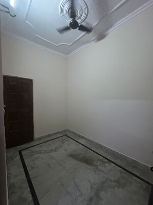 Room in 1.5 BHK Builder Floor at White Pearl Residency, Sector 5 – for Rent