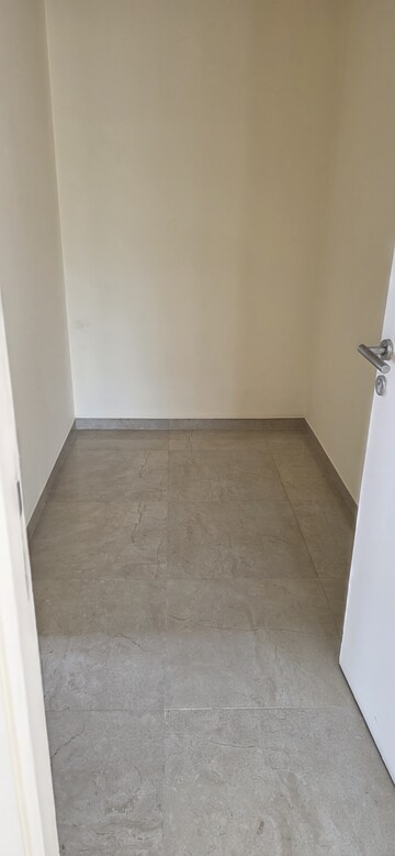 Room in 3 BHK Apartment at Hiranandani Estate Rodas Enclave, Ghodbunder Road – for Rent