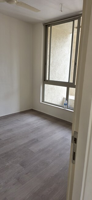 Room in 3 BHK Apartment at Hiranandani Estate Rodas Enclave, Ghodbunder Road – for Rent