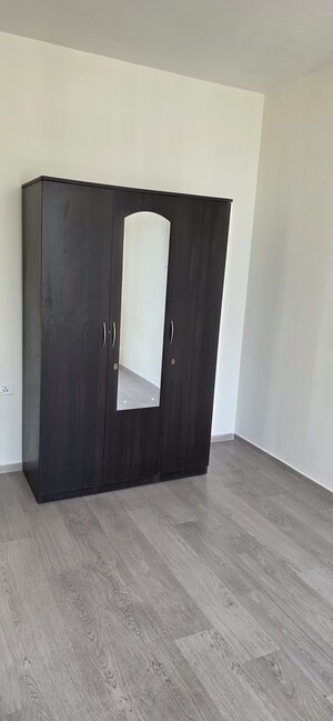 Room in 3 BHK Apartment at Hiranandani Estate Rodas Enclave, Ghodbunder Road – for Rent