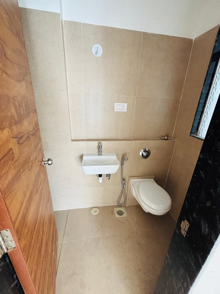 Attached Bathroom, je-and-vee-madhuban 2 Bedroom 707 Sq.Ft. Apartment In Malad East Mumbai 9292302