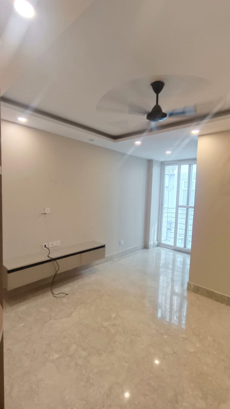 Room, south extension ii 3 Bedroom 200 Sq.Yd. Builder Floor In South Extension ii Delhi 9292307