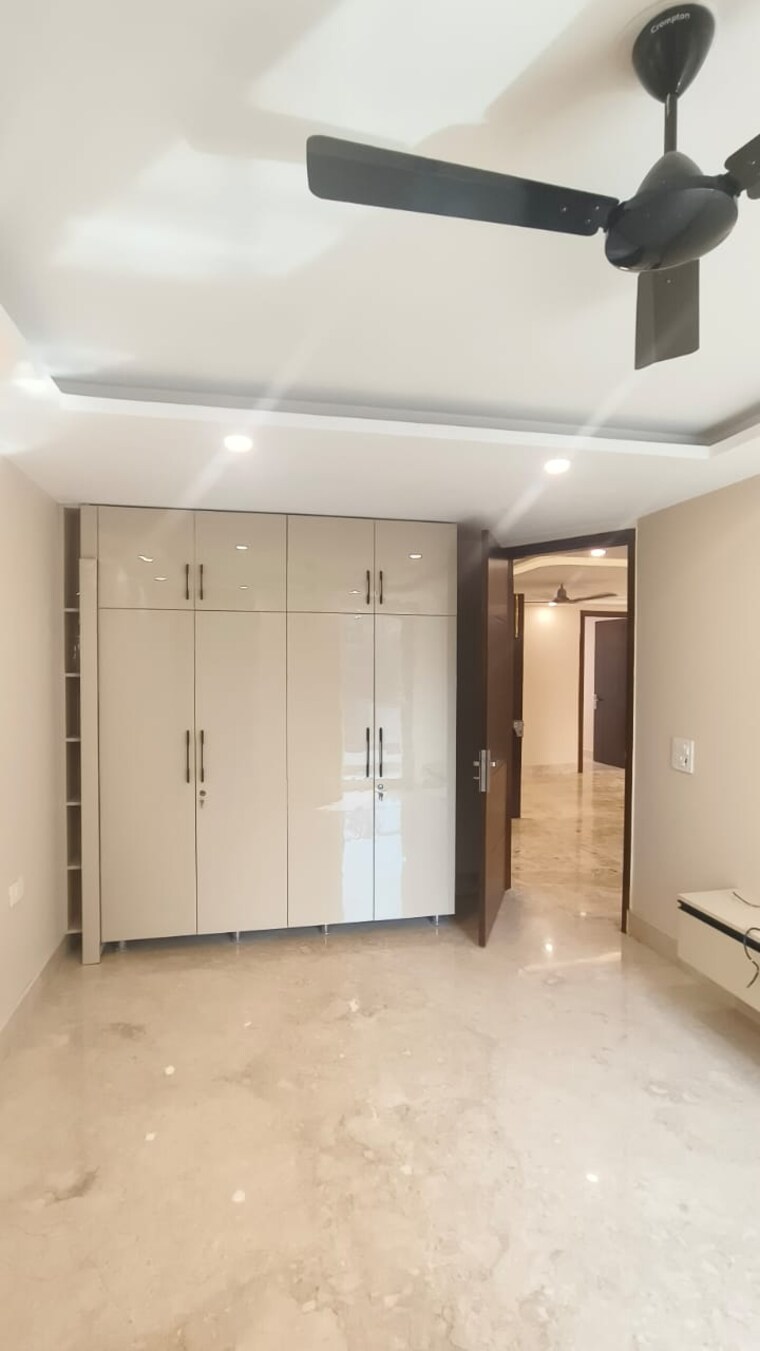 Room, south extension ii 3 Bedroom 200 Sq.Yd. Builder Floor In South Extension ii Delhi 9292307