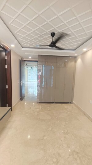 Room in 3 BHK Builder Floor at South Extension ii – for Sale