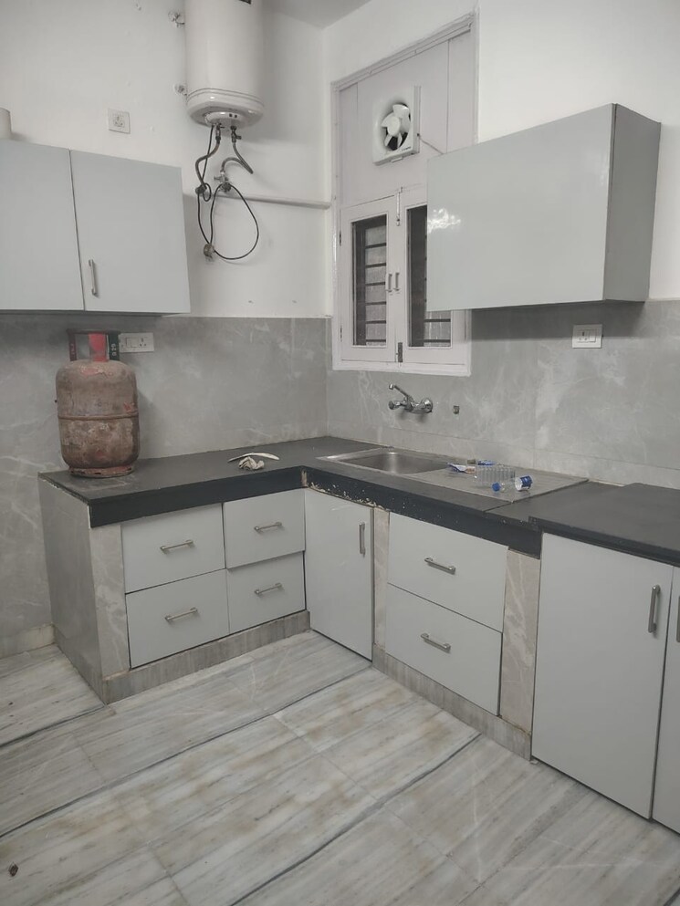 Kitchen, green park 3 Bedroom 250 Sq.Yd. Builder Floor In Green Park Delhi 9292357