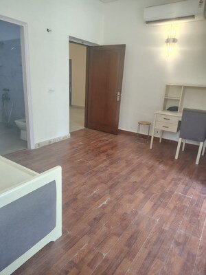 Room in 3 BHK Builder Floor at Green Park – for Rent