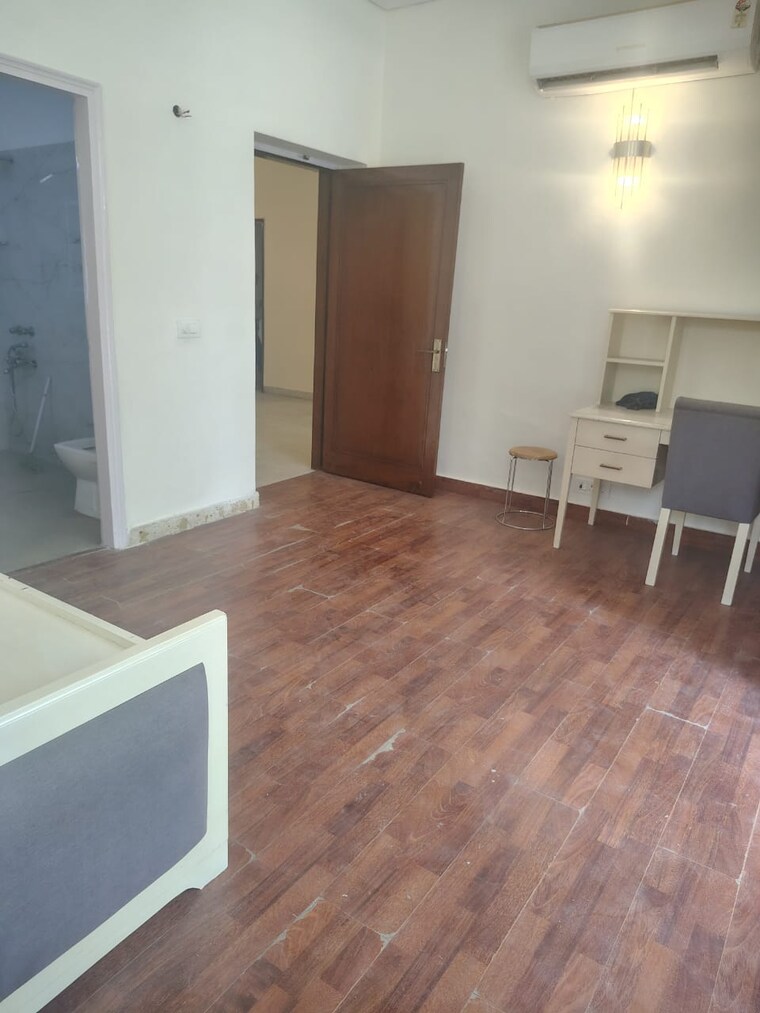 Room, green park 3 Bedroom 250 Sq.Yd. Builder Floor In Green Park Delhi 9292357