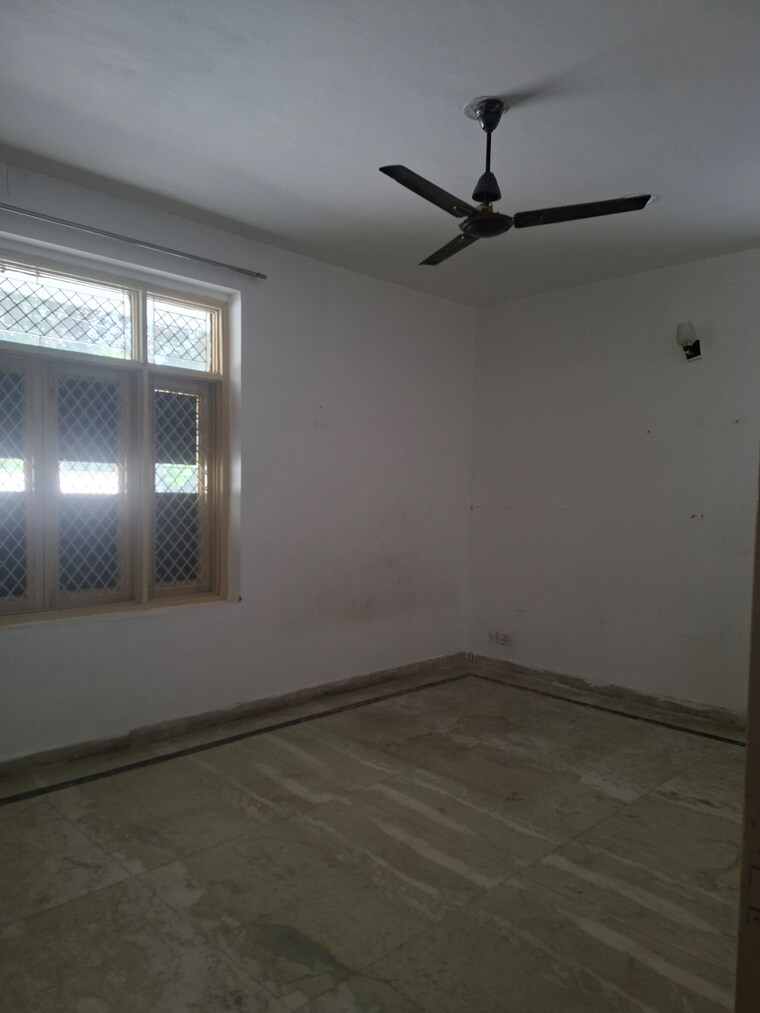 Room, sector 48 4 Bedroom 300 Sq.Yd. Independent House In Sector 48 Noida 9292372