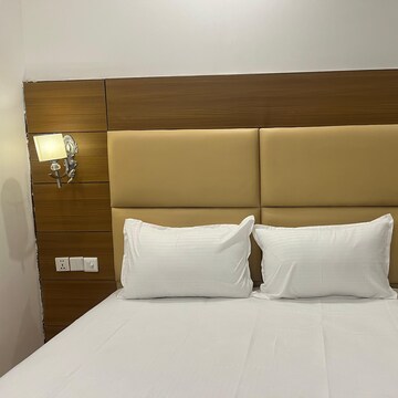  Pg For Rent in Dlf City Phase 3