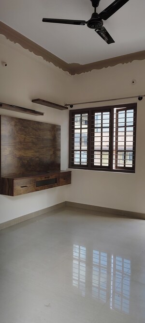 Room in 3 BHK Builder Floor at Halasuru – for Rent