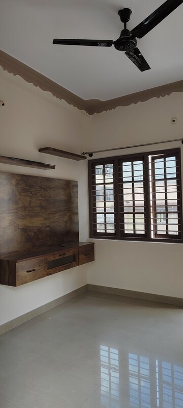 Room in 3 BHK Builder Floor at Halasuru – for Rent