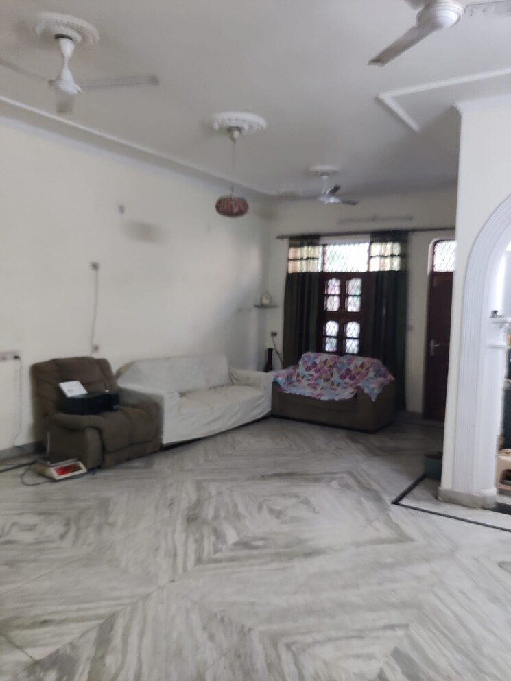 Living Room, sector 19 3 Bedroom 250 Sq.Yd. Builder Floor In Sector 19 Faridabad 9292602