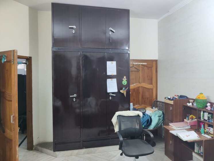 Room, sector 19 3 Bedroom 250 Sq.Yd. Builder Floor In Sector 19 Faridabad 9292602