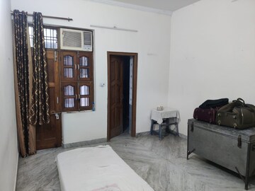Room in 3 BHK Builder Floor at Sector 19 – for Rent