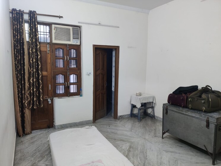 Room, sector 19 3 Bedroom 250 Sq.Yd. Builder Floor In Sector 19 Faridabad 9292602