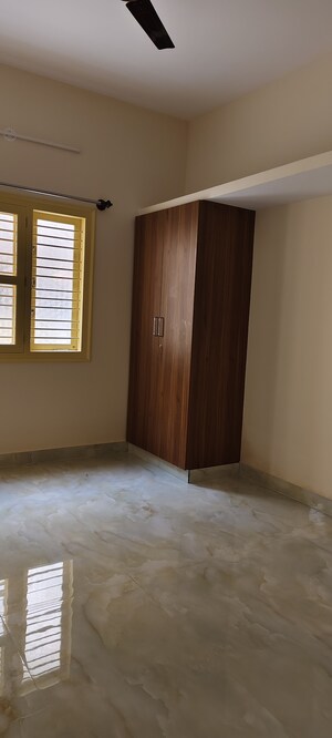 Room in 2 BHK Builder Floor at Halasuru – for Rent