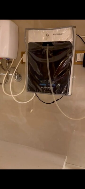 Room in 2 BHK Apartment at Transcon Triumph Tower, Andheri West – for Sale