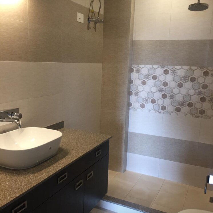 Bathroom, vipul-world-floors 3 Bedroom 3300 Sq.Ft. Builder Floor In Sector 48 Gurgaon 9292878