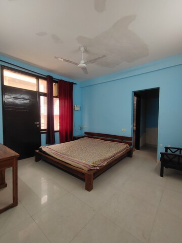 Room in 3 BHK Builder Floor at Palm Residency Chhatarpur, Chattarpur – for Rent