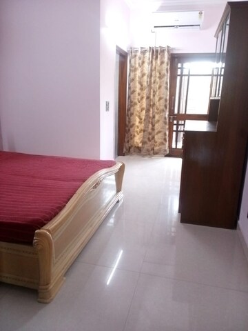Room in 2 BHK Apartment at Arun Vihar Sector 37, Sector 37 – for Rent