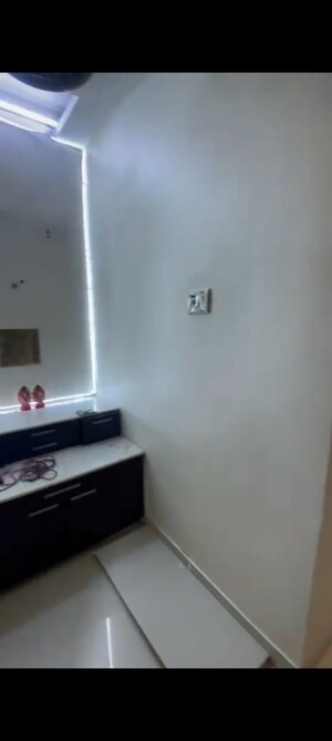 Furnished Amenities in 3 BHK Apartment at Lokhandwala Green Acres, Andheri West – for Rent