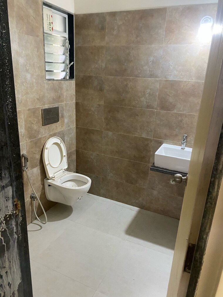 Bathroom, moongipa-pushkar-niketan 2 Bedroom 990 Sq.Ft. Apartment In Andheri West Mumbai 9293078