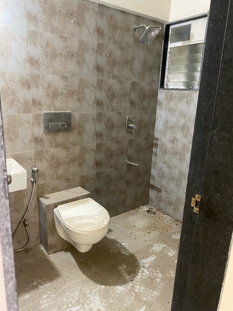 Bathroom, moongipa-pushkar-niketan 2 Bedroom 990 Sq.Ft. Apartment In Andheri West Mumbai 9293078