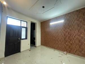 Room in 4 BHK Builder Floor at Green Fields Colony – for Rent