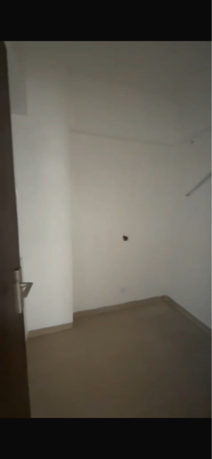 Room in 2.5 BHK Apartment at Nirala Estate, Amrapali Dream Valley – for Sale