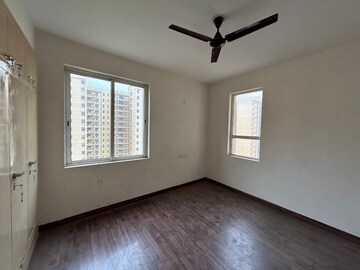 Room in 2 BHK Apartment at Jaypee Greens Kosmos, Sector 134 – for Rent