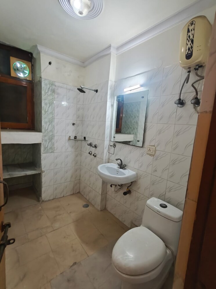 Bathroom, sector 18 dwarka 3 Bedroom 1800 Sq.Ft. Apartment In Sector 18 Dwarka Delhi 9293289