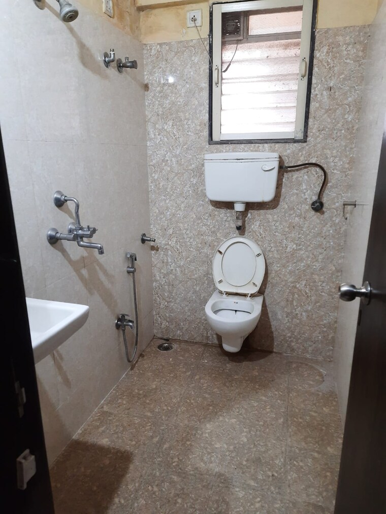 Bathroom, thane east 1 Bedroom 300 Sq.Ft. Apartment In Thane East Thane 9293404