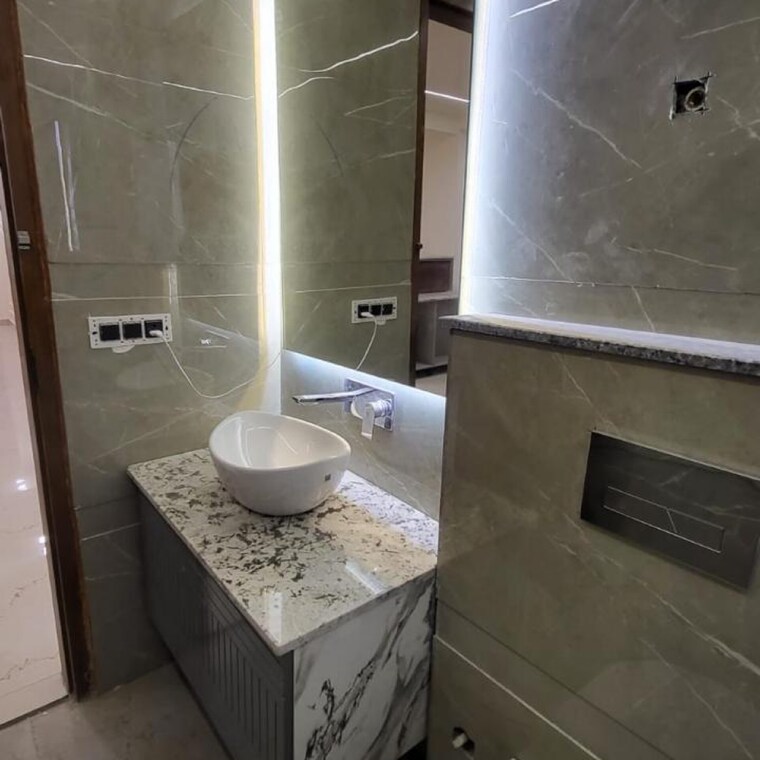 Bathroom, chattarpur 3 Bedroom 135 Sq.Yd. Builder Floor In Chattarpur Delhi 9293508