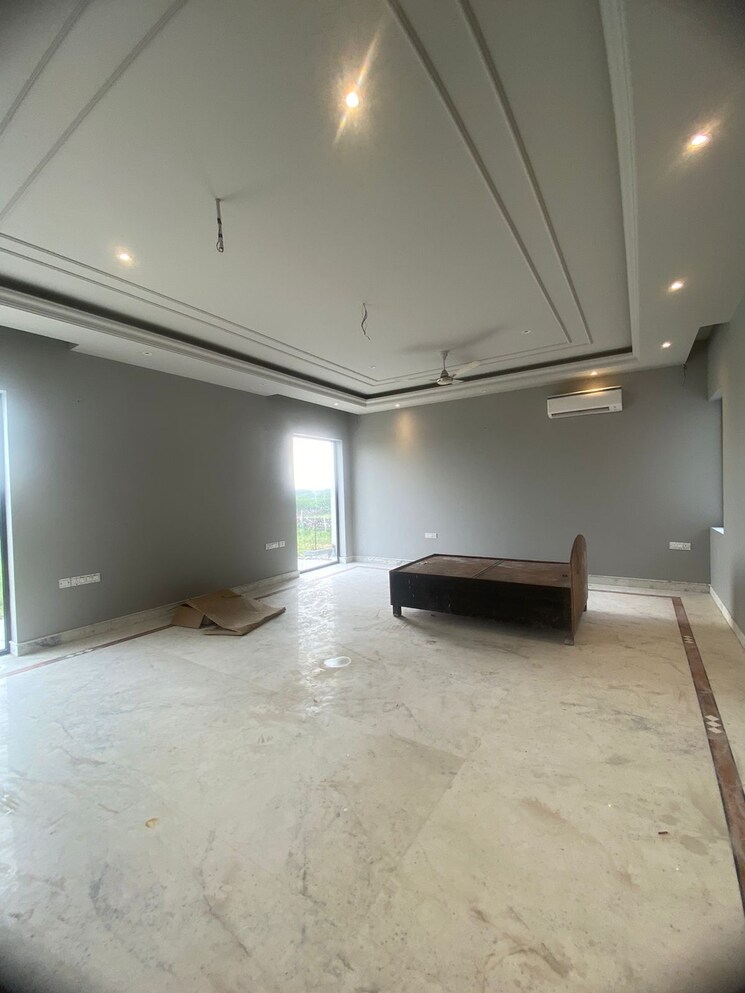 Room, satbari 6 Bedroom 11960 Sq.Ft. Independent House In Satbari Delhi 9293530