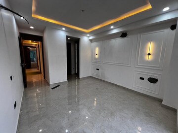 Parking in 3 BHK Builder Floor at Sector 10a – for Sale