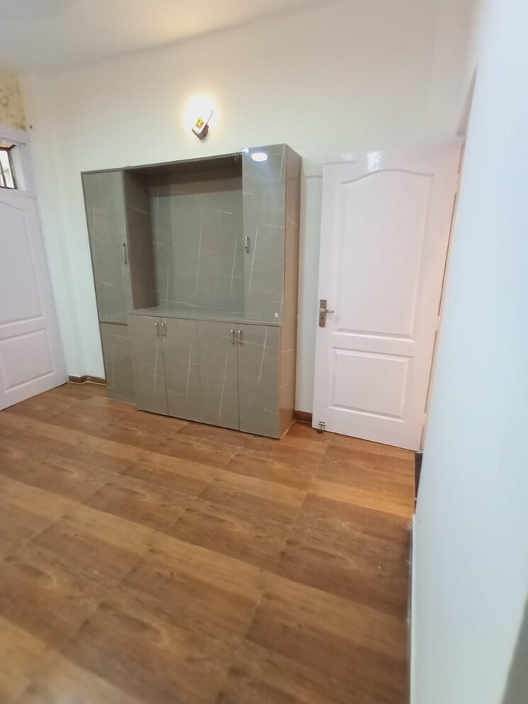 Room, pir machalla 3 Bedroom 115 Sq.Yd. Apartment In Pir Machalla Zirakpur 9293575