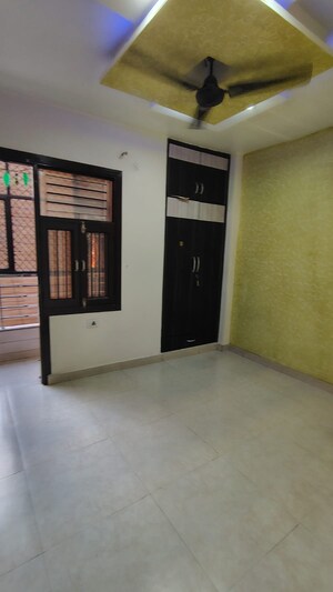 Room in 3 BHK Builder Floor at Dwarka Mor – for Rent