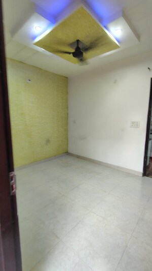 Room in 3 BHK Builder Floor at Dwarka Mor – for Rent