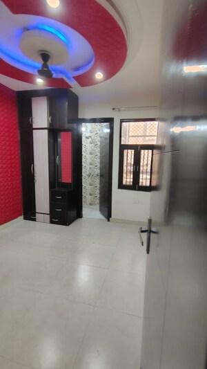 Room in 3 BHK Builder Floor at Dwarka Mor – for Rent