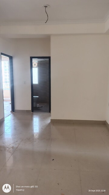 Room in 3 BHK Apartment at Amrapali Crystal Homes, Sector 76 – for Rent