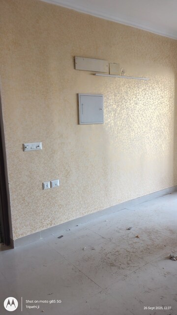 Room in 3 BHK Apartment at Amrapali Crystal Homes, Sector 76 – for Rent