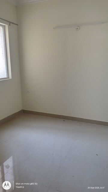 Room in 3 BHK Apartment at Amrapali Crystal Homes, Sector 76 – for Rent