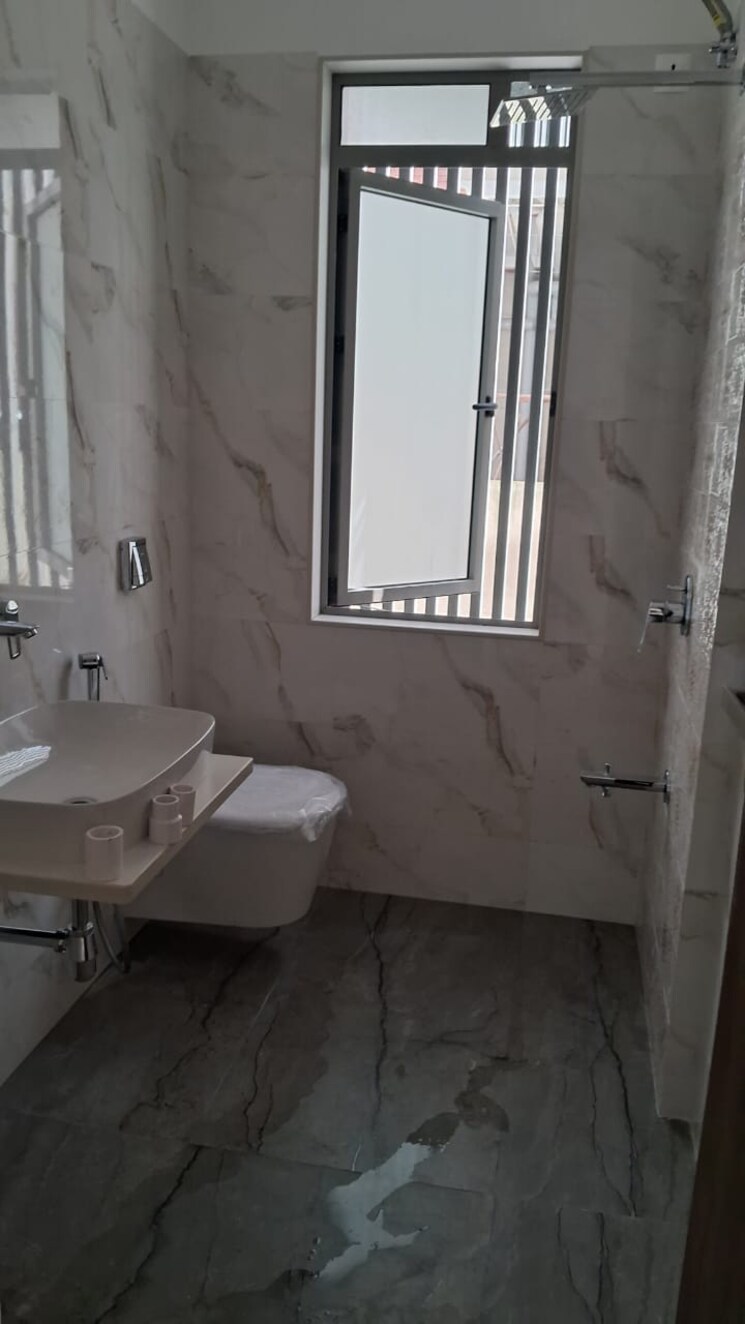 Bathroom, om-sai-chs-chembur 2 Bedroom 949 Sq.Ft. Apartment In Chembur Mumbai 9293918