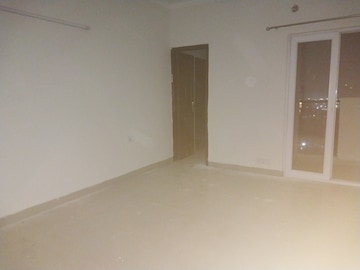 Room in 2 BHK Apartment at Paras Tierea, Sector 137 – for Rent