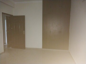 Room in 2 BHK Apartment at Paras Tierea, Sector 137 – for Rent
