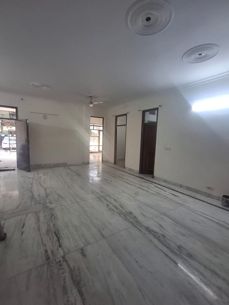 Room, sector 37 3 Bedroom 3500 Sq.Ft. Builder Floor In Sector 37 Chandigarh 9294027