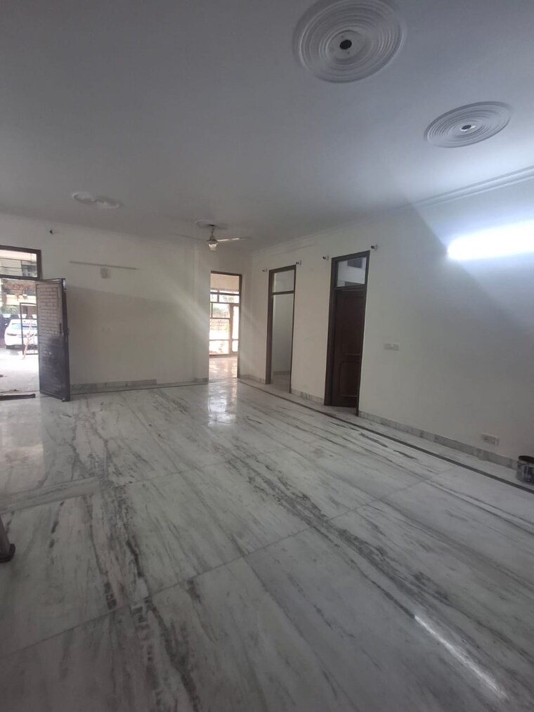 Room, sector 37 3 Bedroom 3500 Sq.Ft. Builder Floor In Sector 37 Chandigarh 9294027
