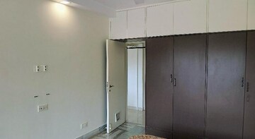 Room in 2 BHK Apartment at Saibaba Tower, Andheri West – for Rent