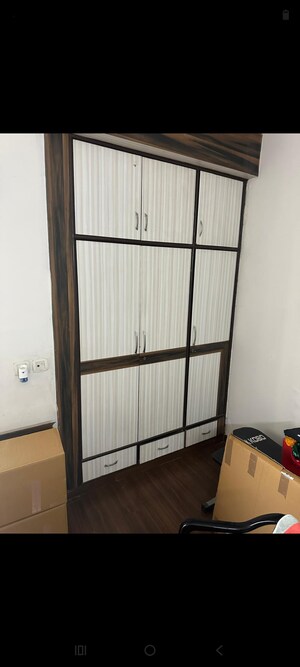 Room in 3.5 BHK Apartment at Mahagun Moderne, Sector 78 – for Rent